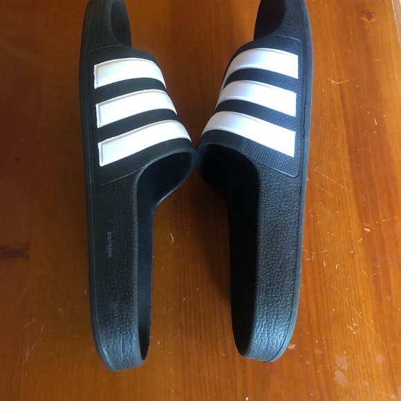Kids adidas slide - Picture 4 of 4